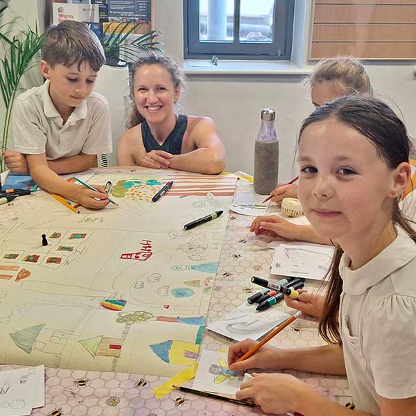 Amanda Rigby artist facilitating an art workshop for primary school children at Mountsorrel Library